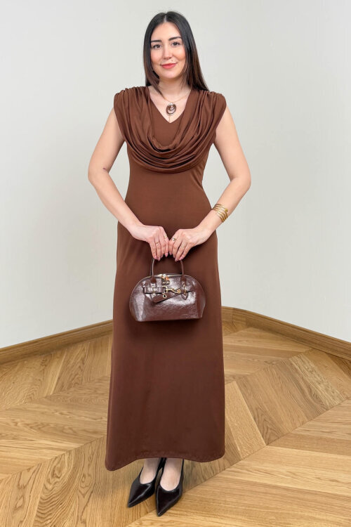 ELB-4542 Kahverengi Degaje Yaka Kolyeli Sandy Uzun Elbise 