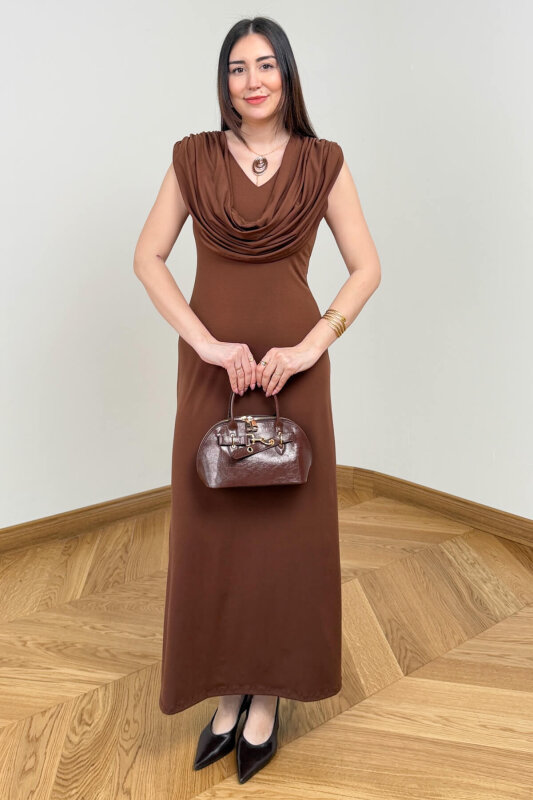 ELB-4542 Kahverengi Degaje Yaka Kolyeli Sandy Uzun Elbise - 1