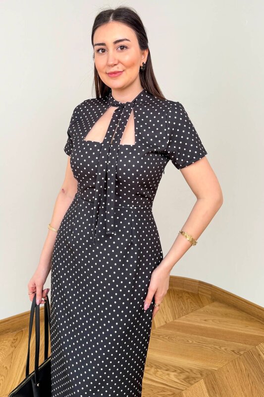 ELB-4575 Siyah Kare Yaka Bağcıklı Puantiyeli Atlas Elbise - 2