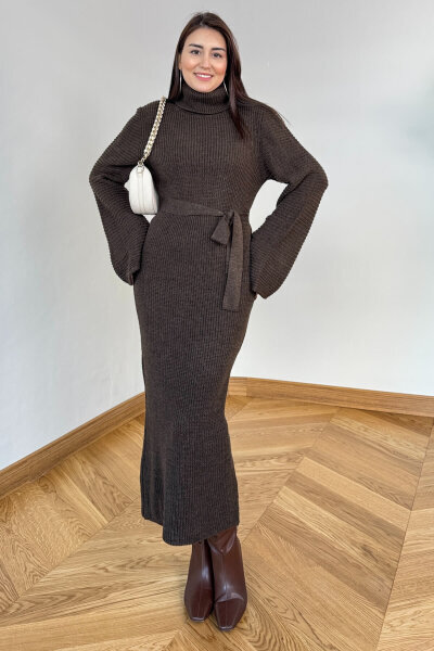 ELB-5199 Acı Kahve Kuşaklı Balıkçı Yaka Pelerin Kollu Uzun Triko Elbise  - 4