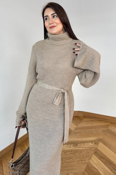 ELB-5199 Taş Rengi Kuşaklı Balıkçı Yaka Pelerin Kollu Uzun Triko Elbise (1)