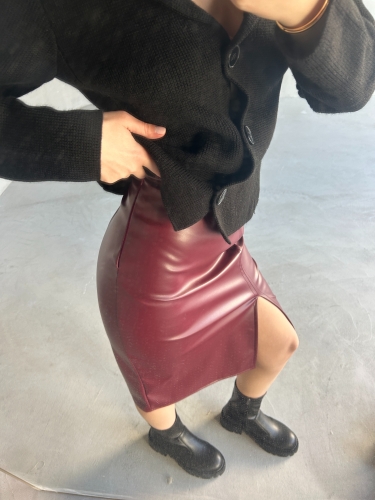 ETK-02329 Bordo Midi Boy Yırtmaç Detaylı Midi Boy Suni Deri Etek - Cappmoda (1)