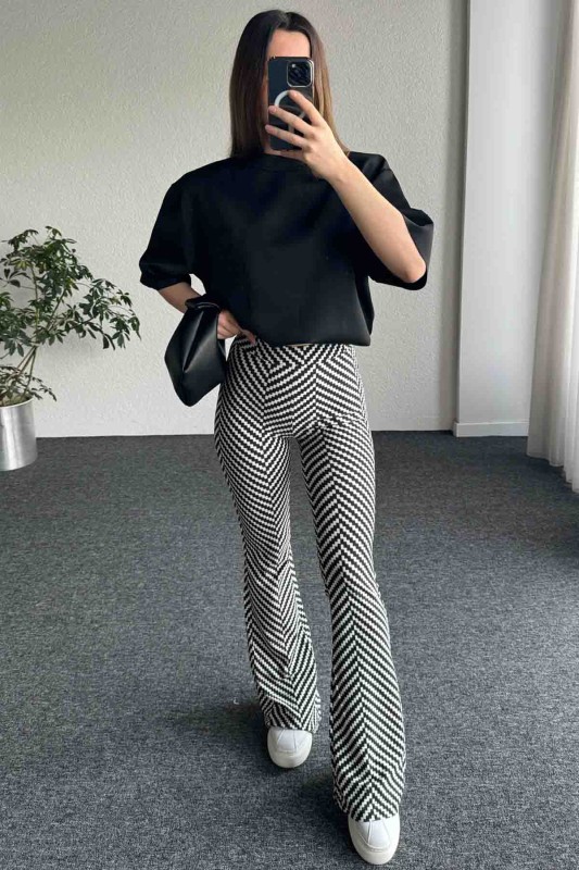 PNT-07386 Siyah Beyaz Zikzak Desenli İspanyol Paça Kumaş Likralı Pantolon - 4