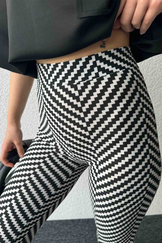 PNT-07386 Siyah Beyaz Zikzak Desenli İspanyol Paça Kumaş Likralı Pantolon - 3