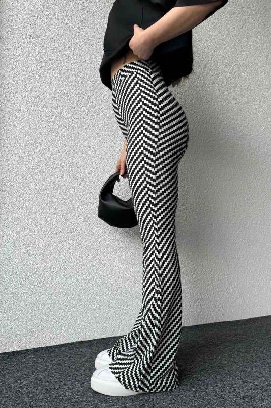 PNT-07386 Siyah Beyaz Zikzak Desenli İspanyol Paça Kumaş Likralı Pantolon - 5