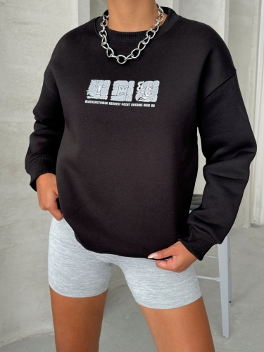 SWT-14268 Siyah Motif Desen Kabartma Baskılı Üç İplik Şardonlu Basic Sweatshirt (1)