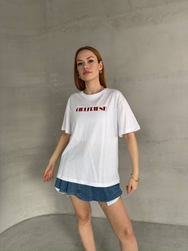 T-900 Beyaz Gırlfrıend Yazı Nakışlı Bisiklet Yaka Yarım Kol Tişört - Cappmoda