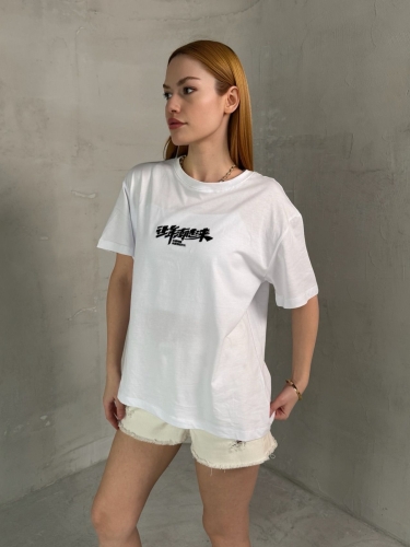 T-908 Beyaz Çince Yazılı Enjeksiyon Baskı Bisiklet Yaka Tshirt - Cappmoda