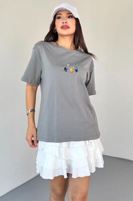 T-910 Füme Ateş Nakışlı Kısa Kollu Salaş Pamuklu Tişört - 1