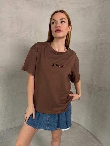 T-912 Kahverengi Köpek Nakış İşlemeli Bisiklet Yaka Tişört - 2