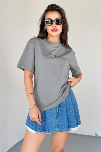 T-913 Füme Ördek Nakışlı Kısa Kollu Pamuklu Tişört - 1