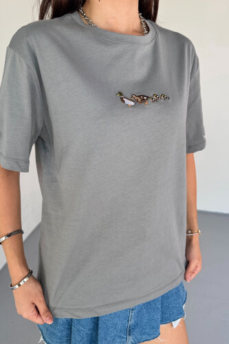 T-913 Füme Ördek Nakışlı Kısa Kollu Pamuklu Tişört - 3