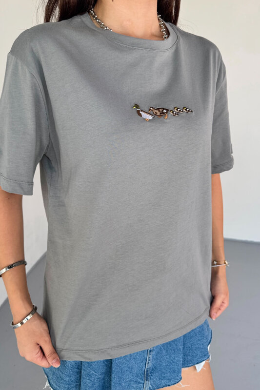 T-913 Füme Ördek Nakışlı Kısa Kollu Pamuklu Tişört - 3