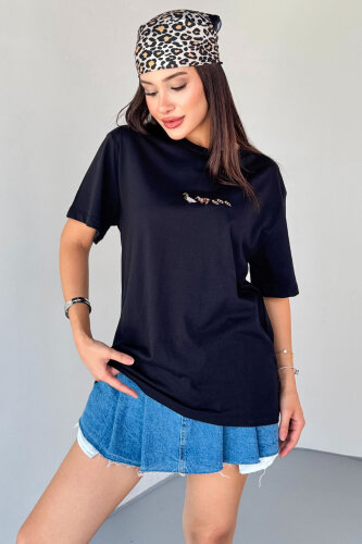 T-913 Siyah Ördek Nakışlı Kısa Kollu Pamuklu Tişört 