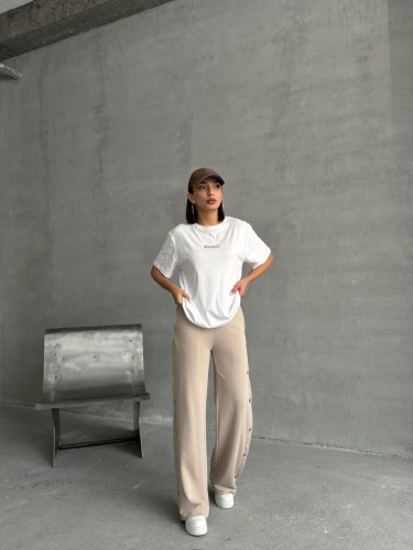 TKM-0049 Bej Rengi Orıgnal Yazı Enjeksiyon Baskılı Bisiklet Yaka Tişört Bel Lastikli Etkiket Detay Çıtçıtlı Eşofman İkili Takım - 1