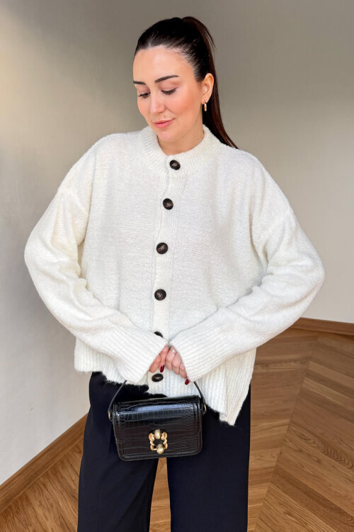 TRK-2085 Ekru Buklet Örme Büyük Düğmeli Hırka (1)