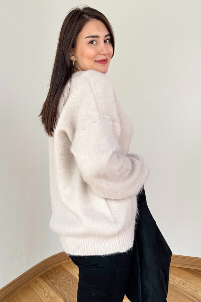 TRK-2779 Ekru Oversize Sakallı V Yaka Düğmeli Hırka - 3