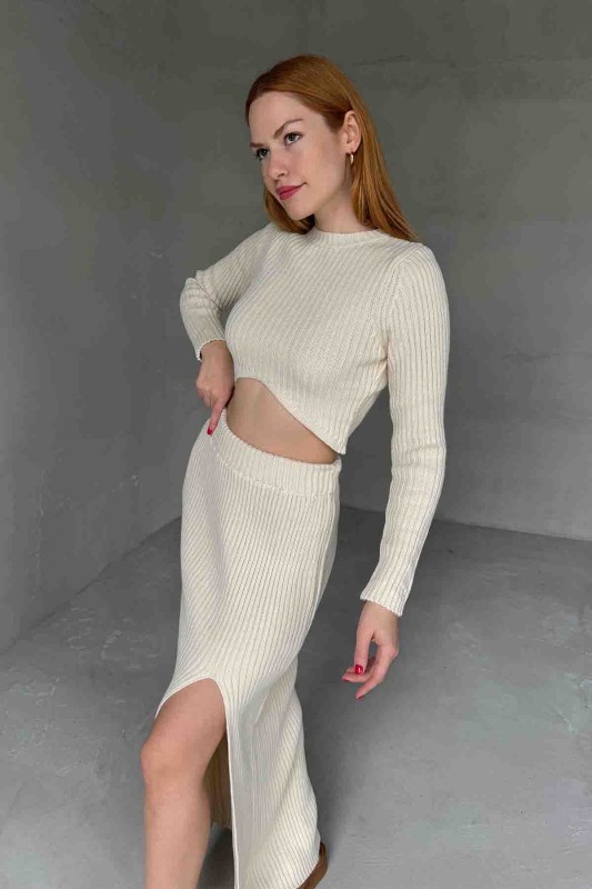 TRK-4151 Krem Bisiklet Yaka Bel Dekolte Detay Triko Bluz Yırtmaçlı Triko Etek İkili Takım - 1