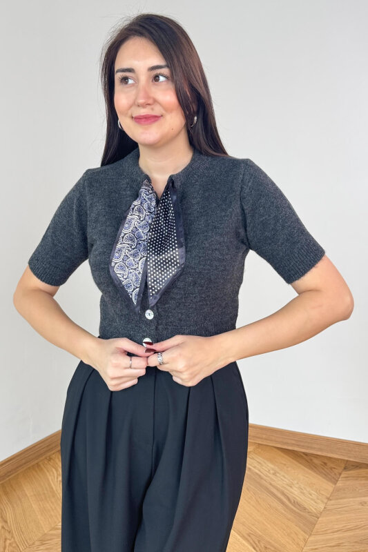 TRK-4540 Füme Fular Detaylı Sedef Düğmeli Kısa Kollu Hırka - 1