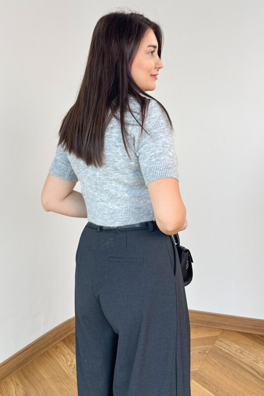 TRK-4540 Gri Fular Detaylı Sedef Düğmeli Kısa Kollu Hırka - 3