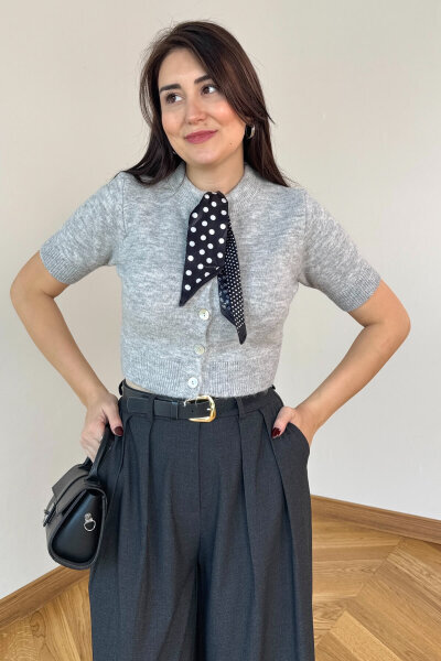 TRK-4540 Gri Fular Detaylı Sedef Düğmeli Kısa Kollu Hırka - 4