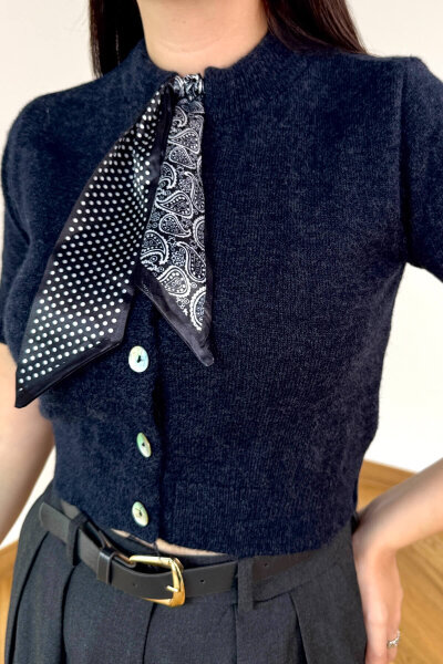 TRK-4540 Lacivert Fular Detaylı Sedef Düğmeli Kısa Kollu Hırka - 3