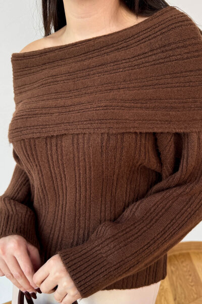 TRK-4552 Acı Kahve Madonna Yaka Fitil Detaylı Triko - 3