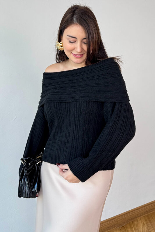 TRK-4552 Siyah Madonna Yaka Fitil Detaylı Triko - 1