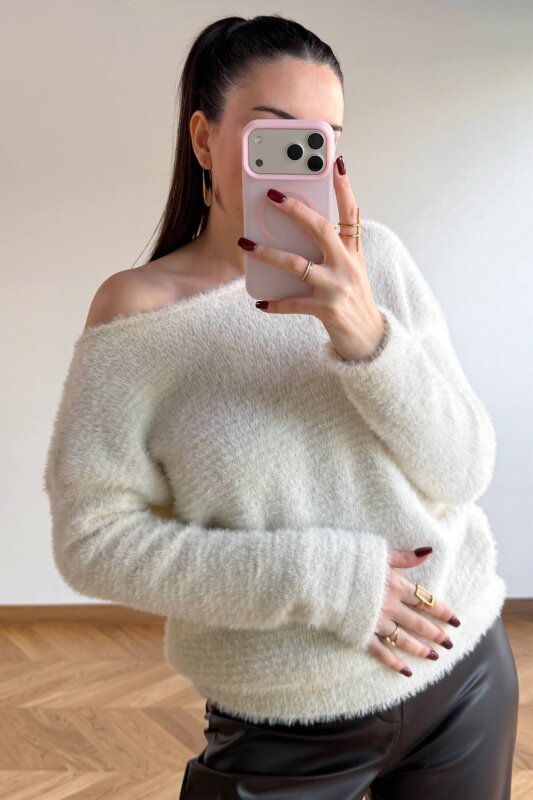 TRK-5329 Ekru Kayık Yaka Yumuşak Dokulu Sakallı Kazak - 3