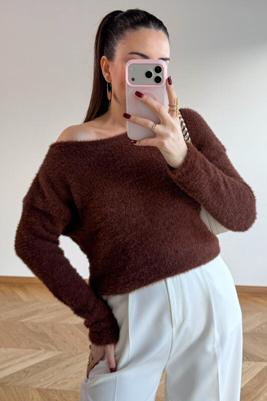 TRK-5329 Kahverengi Kayık Yaka Yumuşak Dokulu Sakallı Kazak - 2