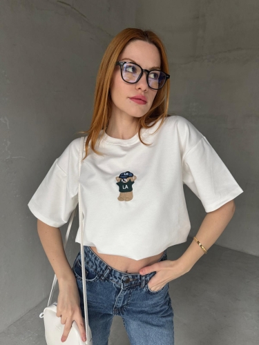 TSR-04353 Beyaz Bisiklet Yaka Teddy Bear Nakışlı Tişört - Cappmoda